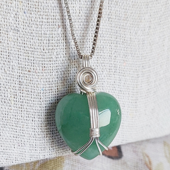 Adventurine? Jadeite? Jade? Green Stone Heart Shaped Pendant Necklace Wire Wrap - Picture 7 of 12